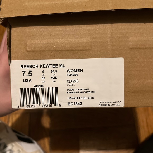 Reebok size 7.5- Black & White - Picture 6 of 7